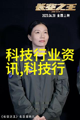 玻璃窗前回忆温柔的触摸与流动的光影