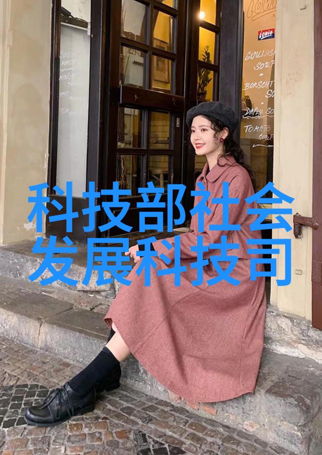 光影交错金属填料网的沉默守望者